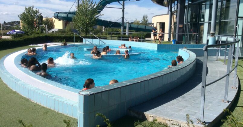 Rivéa est un centre aqualudique qui vous propose plusieurs bassins intérieurs et extérieurs
